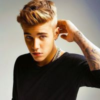 Justin Bieber passeia em clima de romance com modelo de 18 anos, em Los Angeles