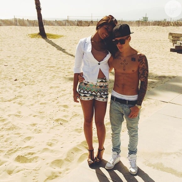 Justin estaria saindo com a modelo Yovanna Ventura, de 18 anos, e foram flagrados passeando pela praia de Venice, em Los Angeles, nos Estados Unidos, de acordo com o 'TMZ'