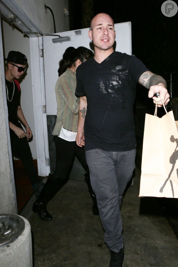 Justin Bieber e Selena Gomez saem do restaurante Benihanas, em Los Angeles, em 19 de novembro de 2012
