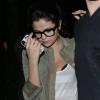 Selena Gomez deixa um restaurante em Los Angeles, em 19 de novembro de 2012