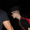 Justin Bieber saindo de um restaurante em Los Angeles, em 19 de novembro de 2012