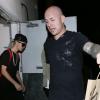 Justin Bieber e Selena Gomez, escoltados por um guarda-costas, saindo de um restaurante em Los Angeles
