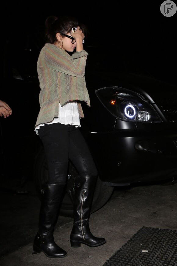 Selena Gomez esconde o rosto ao sair de um restaurante em Los Angeles