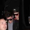 Justin Bieber com um amigo e o guarda-costas, saindo de um restaurante em Los Angeles, em 19 de novembro de 2012