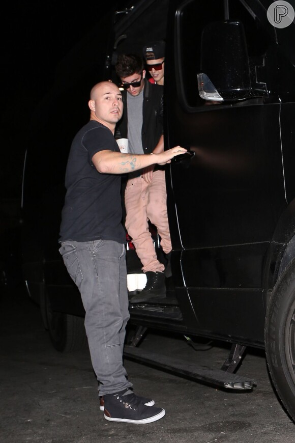Justin Bieber com um amigo e o guarda-costas, saindo de um restaurante em Los Angeles, em 19 de novembro de 2012