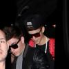 Justin Bieber saindo de um restaurante em Los Angeles, em 19 de novembro de 2012
