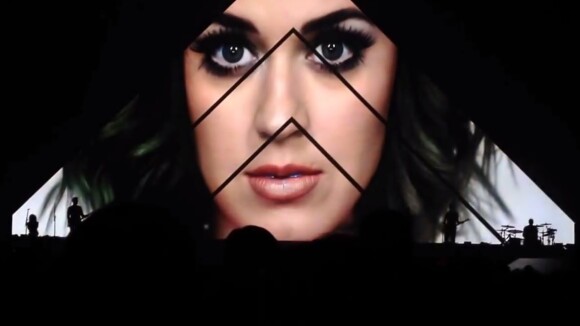 Katy Perry estreia espetáculo colorido na turnê 'Prismatic'