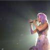 Katy Perry investiu em figurinos super coloridos para o show