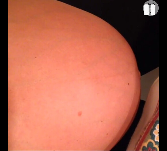Vanessa Lóes compartilhou recentemente um vídeo em que mostra o bebê mexendo dentro da barriga