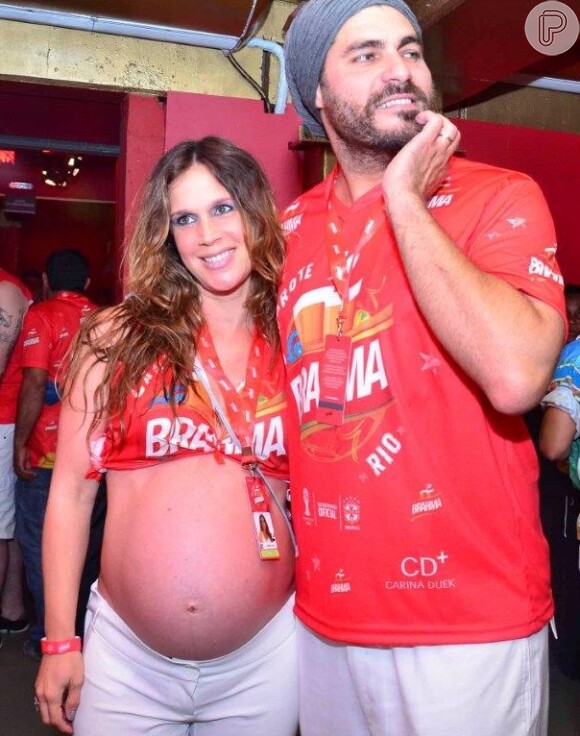 Vanessa Lóes dá à luz seu terceiro filho, fruto do relacionamento com o ator Thiago Lacerda (09 de maio de 2014)