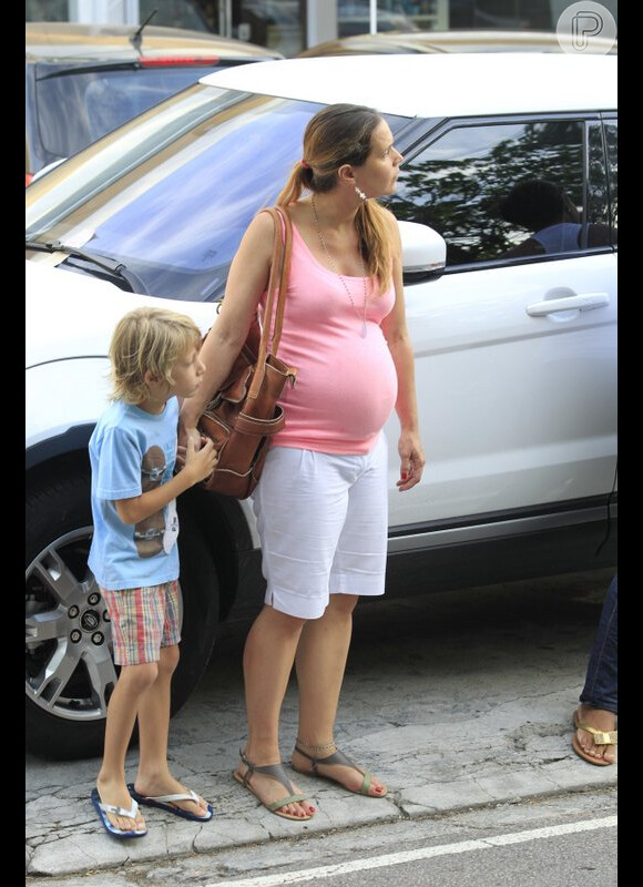Vanessa Lóes, grávida, com o filho mais velho, Gael