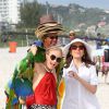 Angélica chamou atenção das pessoas ao chegar na praia da Barra da Tijuca, Zona Oeste do Rio de Janeiro, nesta sexta-feira (9), para a gravação de seu programa, 'Estrelas'
