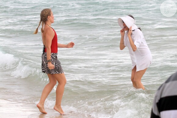 Angélica e Monica Iozzi molharam seus pés no mar