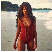 Rihanna divulga foto da campanha de turismo que fez para Barbados, no Caribe