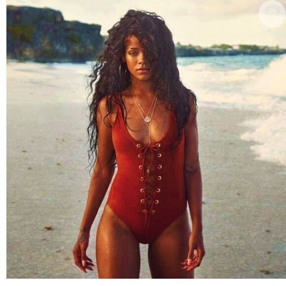 Rihanna publicou em seu Instagram mais uma imagem de sua campanha de turismo para Barbados, ilha em que nasceu, no Caribe