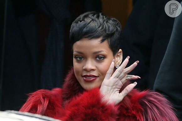 Ao contrário da campanha de Barbados, Rihanna exibe fios curtíssimos