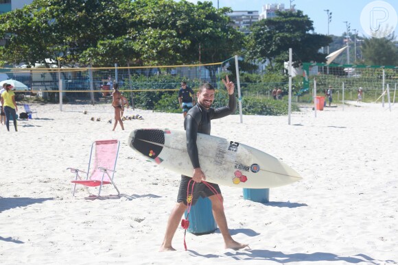 Cauã Reymond vai surfar em manhã no Rio de Janeiro e acena para fotógrafo