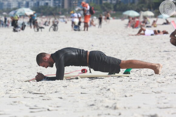 Cauã Reymond se preparou fisicamente para entrar na água e praticar surf no Rio de Janeiro, na manhã desta segunda-feira, 12 de maio de 2014