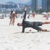Cauã Reymond se exercita antes de pegar onda em praia no Rio de Janeiro