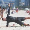 Cauã Reymond se exercita antes de pegar onda em praia no Rio de Janeiro