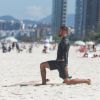 Cauã Reymond faz série de exercício antes de pegar onda no Rio nesta segunda-feira, 12 de maio de 2014