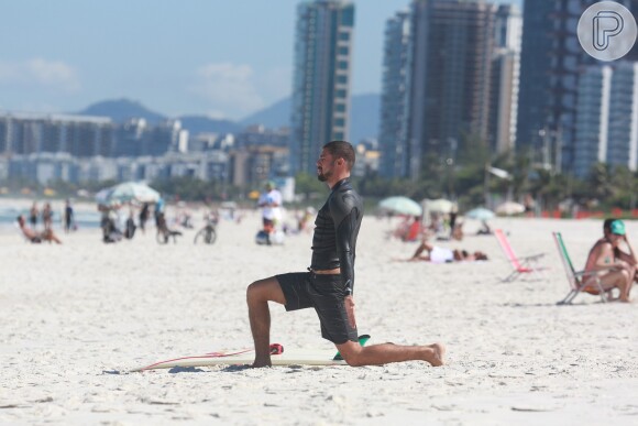 Cauã Reymond faz série de exercício antes de pegar onda no Rio nesta segunda-feira, 12 de maio de 2014