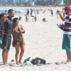 Cauã Reymond posa com fãs em praia do Rio de Janeiro