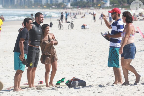 Cauã Reymond posa com fãs em praia do Rio de Janeiro