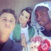 Luciano Huck colocou uma foto em seu Instagram, nesta segunda-feira, 12 de maio de 2014, em que o cantor Thiaguinho aparece vestido de noiva, enquanto sua noiva, a atriz Fernanda Souza, está vestida de padre para participar de uma brincadeira na gravação do programa 'Caldeirão do Huck'