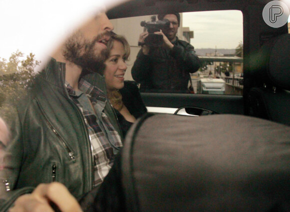 Shakira é flagrada chegando em sua casa em Barcelona, na Espanha, acompanhada do marido, Gerard Piqué, vinda maternidade em que deu à luz Milan, em 27 de janeiro de 2013