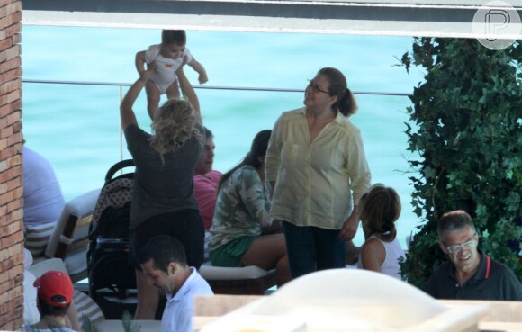 Shakira foi flagrada brincando o filho, Milan, na época com quatro meses, em uma restaurante de Fortaleza, no Ceará