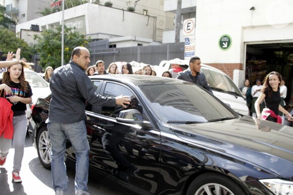 Fãs cercam carro de Ian Somerhalder na saída de hotel em que ele está hospedado, em São Paulo