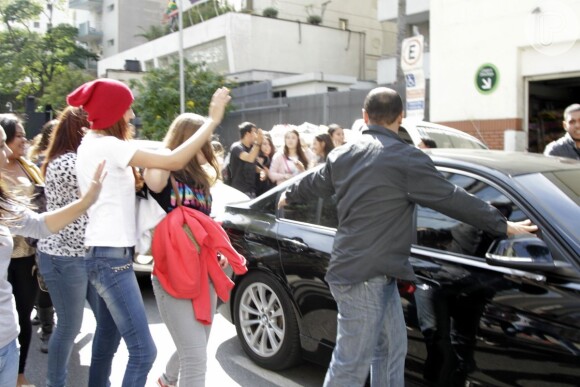 Fãs cercam carro de Ian Somerhalder na saída de hotel em que ele está hospedado, em São Paulo, e seguranças acompanham o veículo