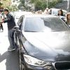 Fãs cercam carro de Ian Somerhalder na saída de hotel em que ele está hospedado, em São Paulo