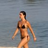 Isis Valverde voltou à rotina normal e foi à praia após receber alta médica; atriz estava usando um colar cervical, parte do tratamento após o acidente que sofreu em janeiro de 2014