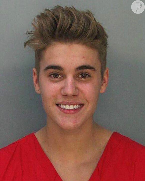 Justin Bieber teria roubado o celular de uma mulher em um mini-golfe na última segunda-feira, 12 de maio de 2014