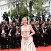 Nadja Auermann veste Dolce & Gabbana na cerimônia de abertura do Festival de Cannes 2014