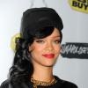 Rihanna lançou seu novo álbum 'Unapologetic' com os cabelos pretos compridos e usando um turbante, em novembro de 2012