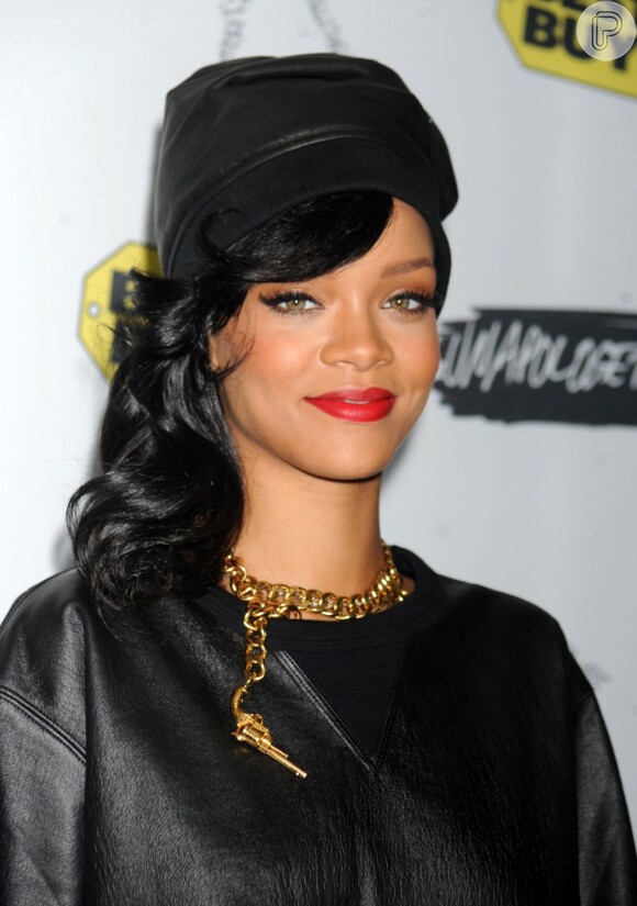 Rihanna lançou seu novo álbum 'Unapologetic' com os cabelos pretos compridos e usando um turbante, em novembro de 2012