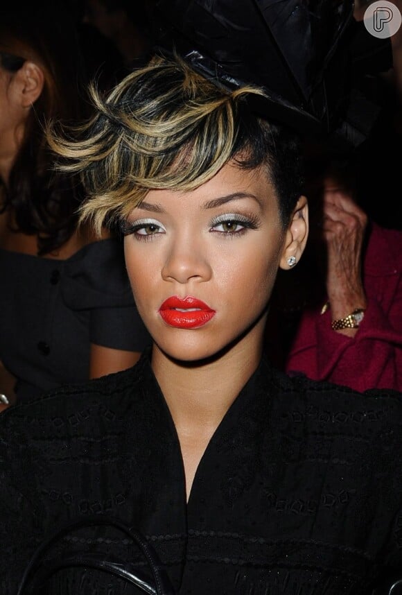 Rihanna mostrou um novo modo de usar o cabelo curto, com franja solta, mostrando a mescla entre os fios loiros e pretos, ainda em outubro de 2009