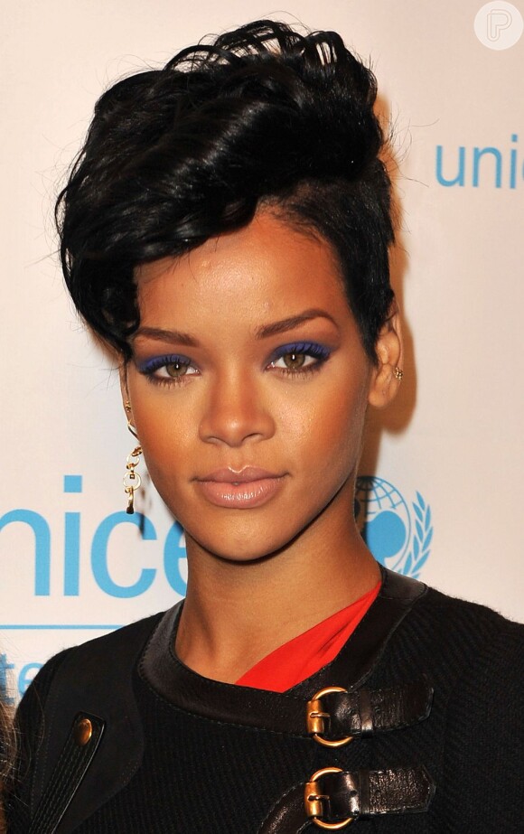 Com os cabelos bem pretos, Rihanna usou vários tipos de penteados. A caribenha apareceu com esse look em novembro de 2008