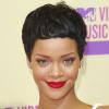 Com um lindo corte 'joãozinho' com franja bem curta, Rihanna chegou ao Video Music Awards da MTV, em setembro de 2012