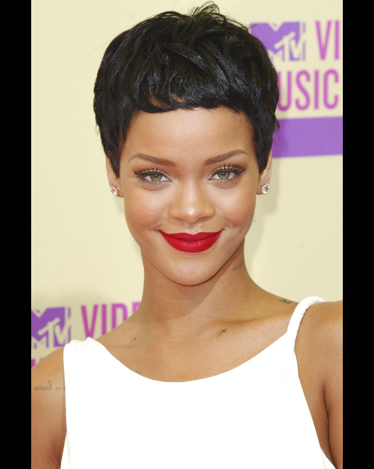 Foto Com Um Lindo Corte Jo Ozinho Com Franja Bem Curta Rihanna Chegou Ao Video Music Awards