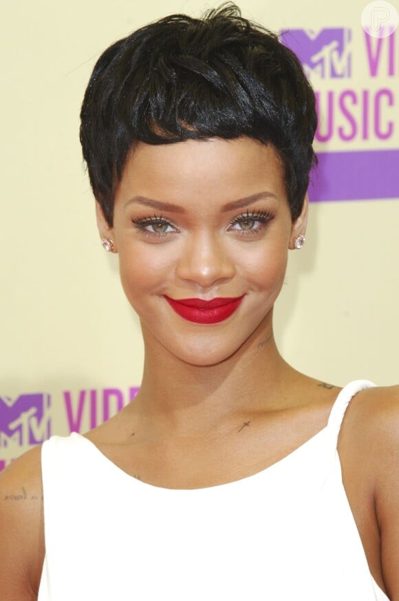 Com um lindo corte 'joãozinho' com franja bem curta, Rihanna chegou ao Video Music Awards da MTV, em setembro de 2012