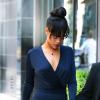 Rihanna usa um coque e franja ao sair de um hotel em Nova York, em julho de 2012