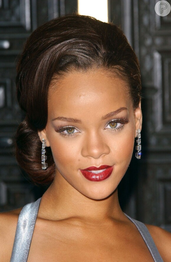 Rihanna usou um penteado elegante no Fashion Rocks, em setembro de 2006