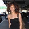 Com os cabelos naturais e sem maquiagem, Rihanna chegou ao aeroporto de Los Angeles, nos Estados Unidos, em janeiro de 2012