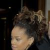 Rihanna deixa seu hotel em Paris, na França, com os cabelos cacheados e volumosos, em um penteado com mechas loiras, em outubro de 2011