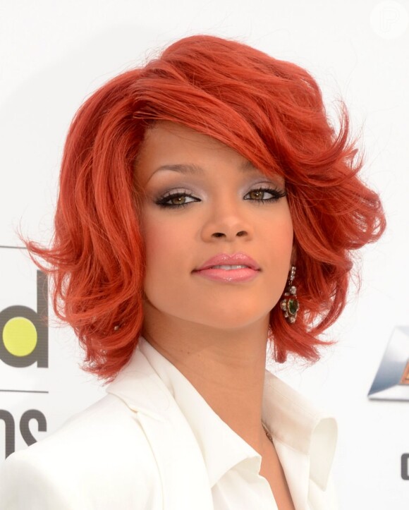 Para fechar esse mês de mudanças, Rihanna apareceu com os cabelos curtos novamente no Billboard Music Awards, no finalzinho de maio de 2011