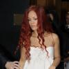 Em maio de 2011, Rihanna foi vista com cabelos compridos e cachos nas pontas
